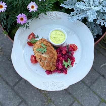 Котлета Пожарского с русским винегретом и соусом айоли