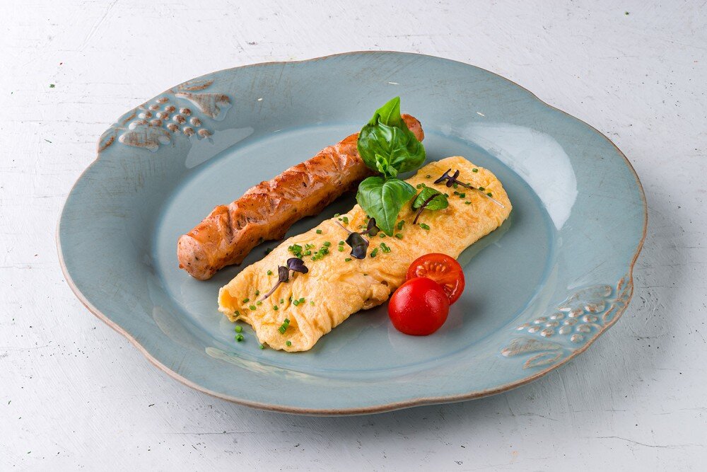 Французский омлет с сыром и колбаской из птицы