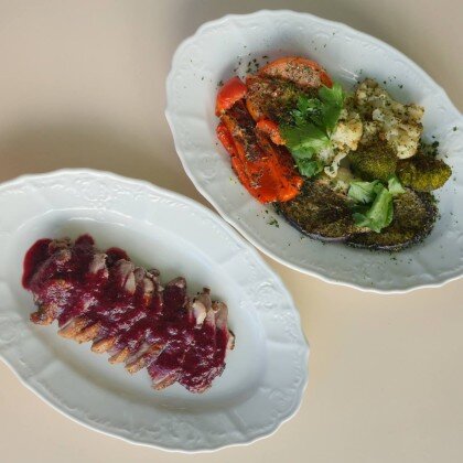 Утиное филе с вишневым соусом и печеными овощами