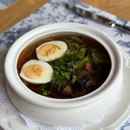 Рамен с говядиной, лапшой и грибами