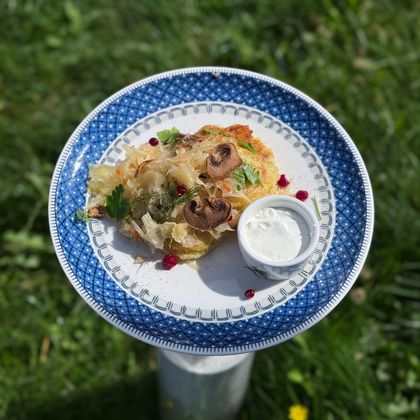 Колдуны с разным мясом, сметаной и квашеной капустой
