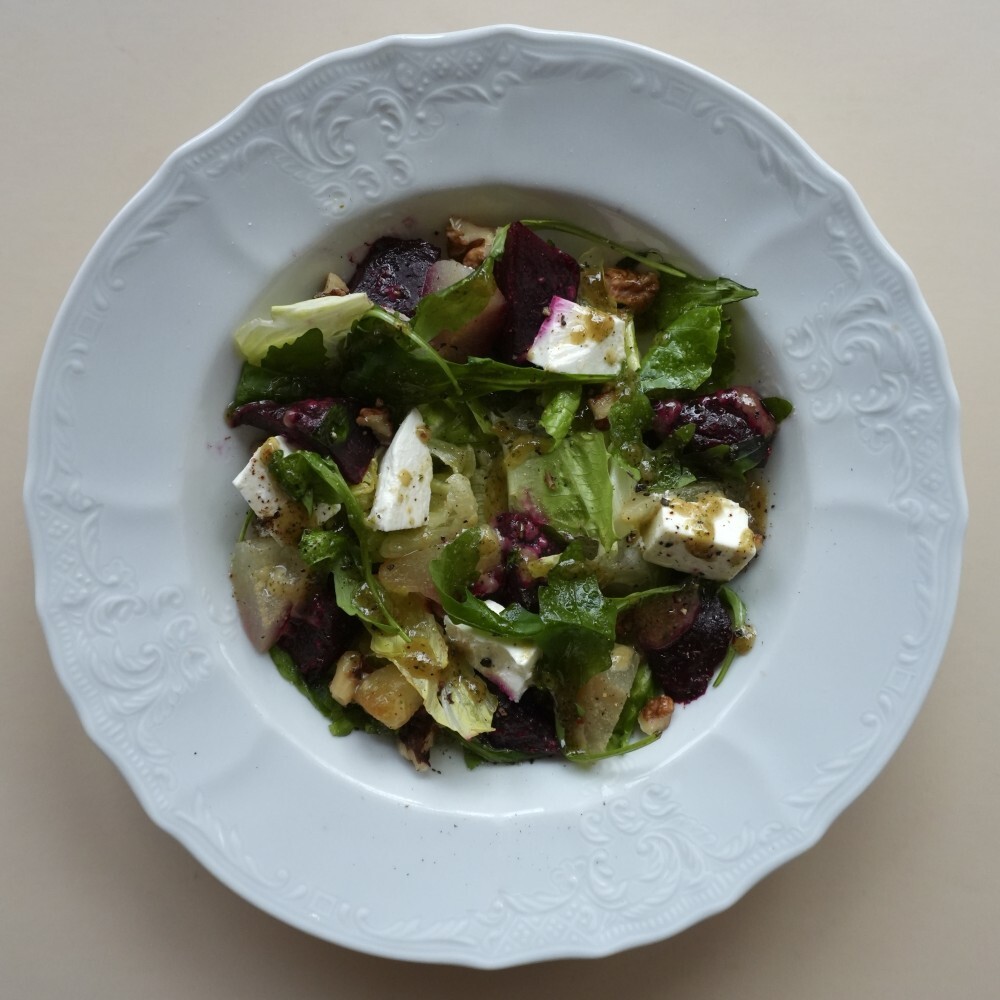 Салат со свёклой, грушей и сыром тофу