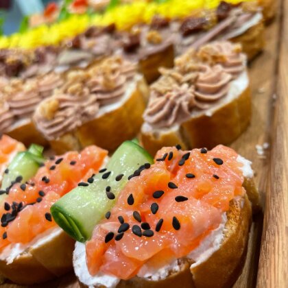 Кростини с форелью, творожным сыром и огурчиком