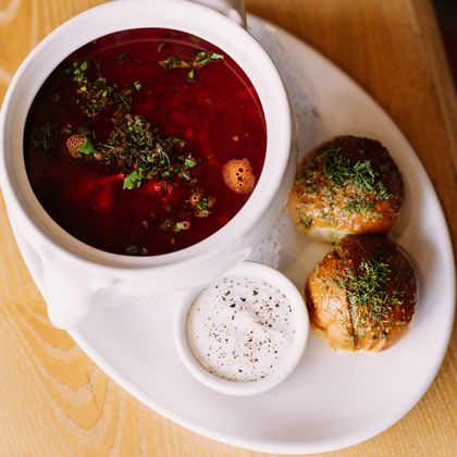 Борщ с пампушками и сметаной