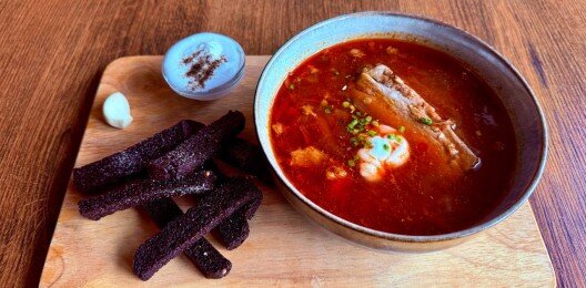 Борщ с ребром и гренками