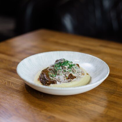 Щеки с пюре и грибным жульеном