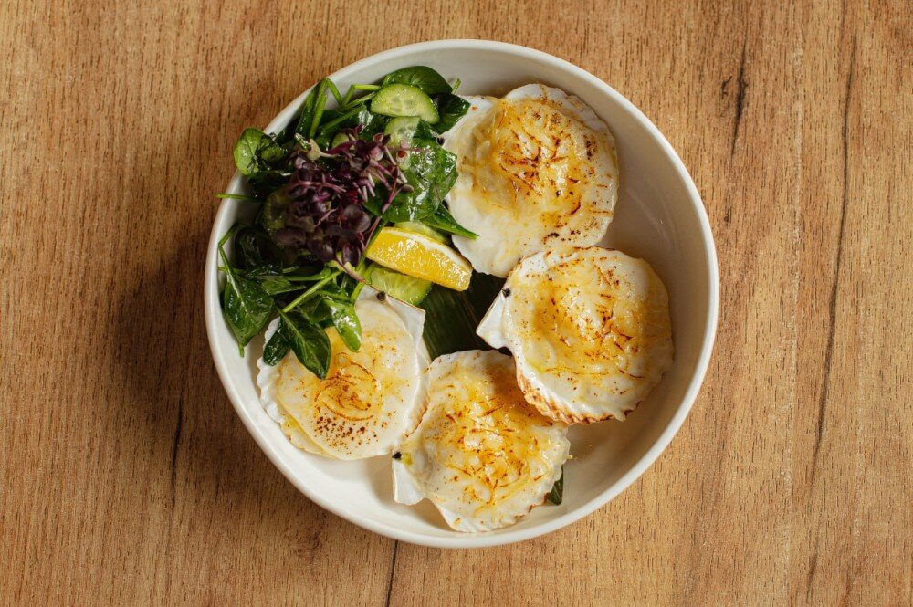 Гребешок в ракушке под сырно-чесночным соусом со свежим салатом