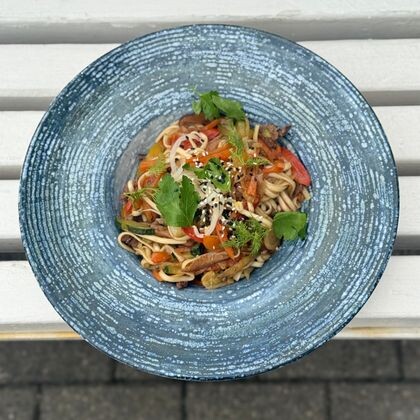 Лапша Вок с говядиной, грибами шиитаки и соусом терияки