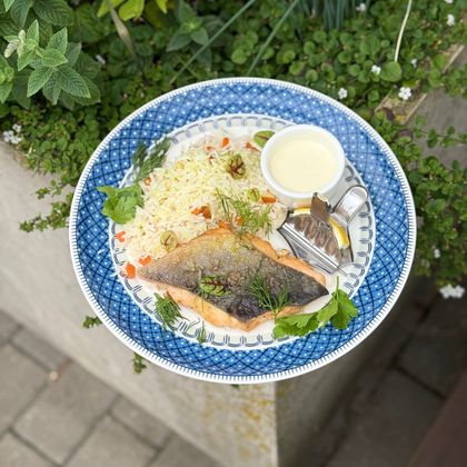 Горбуша со креольским рисом
и сливочно-лимонным соусом