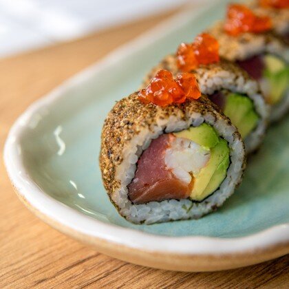 Ролл с копченым лососем, креветкой и  тунцом