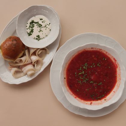 Борщ с говядиной и чесночными пампушками