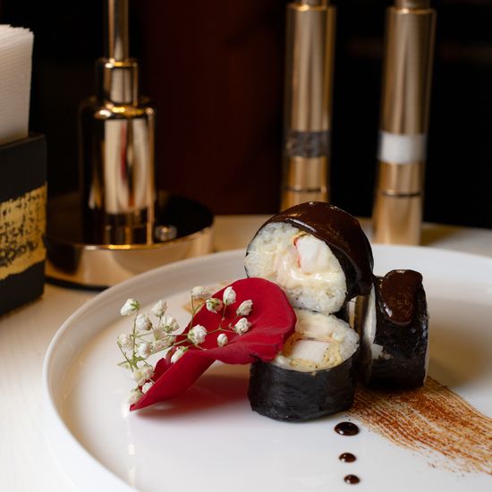 Ролл с копченой курицей и крабовыми палочками (4шт.)