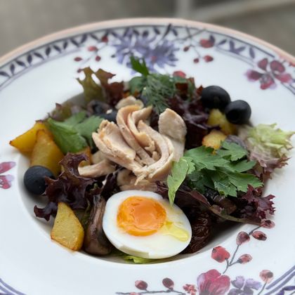 Салат с индейкой, шампиньонами, картофелем, яйцом, вялеными томатами и фирменным соусом