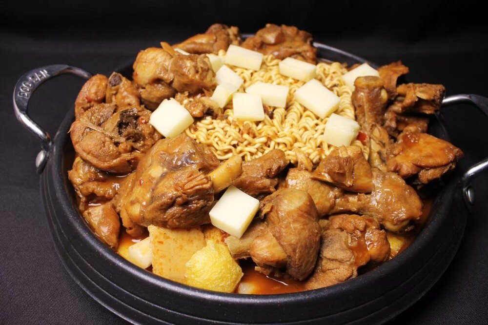 142 Тушеная курица с сыром в кастрюле