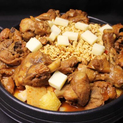 142 Тушеная курица с сыром в кастрюле