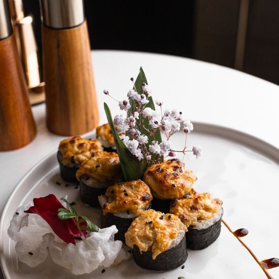 Запеченный ролл с креветкой и сырной шапкой