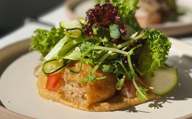 Салат с цыплёнком темпура, хумусом и овощами