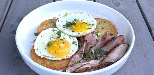 Драники с яйцом и беконом