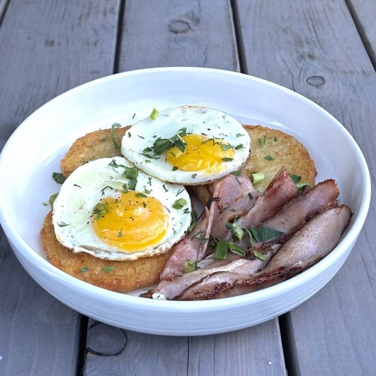 Драники с яйцом и беконом