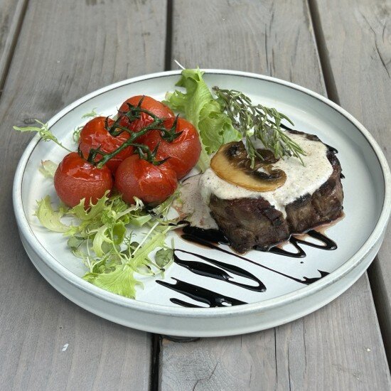 Стейк миньон с сливочно-грибным соусом