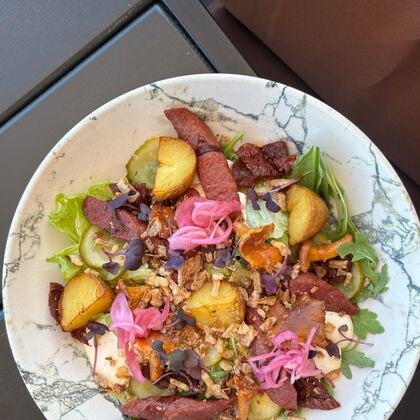 Теплый салат с лисичками и охотничьими колбасками