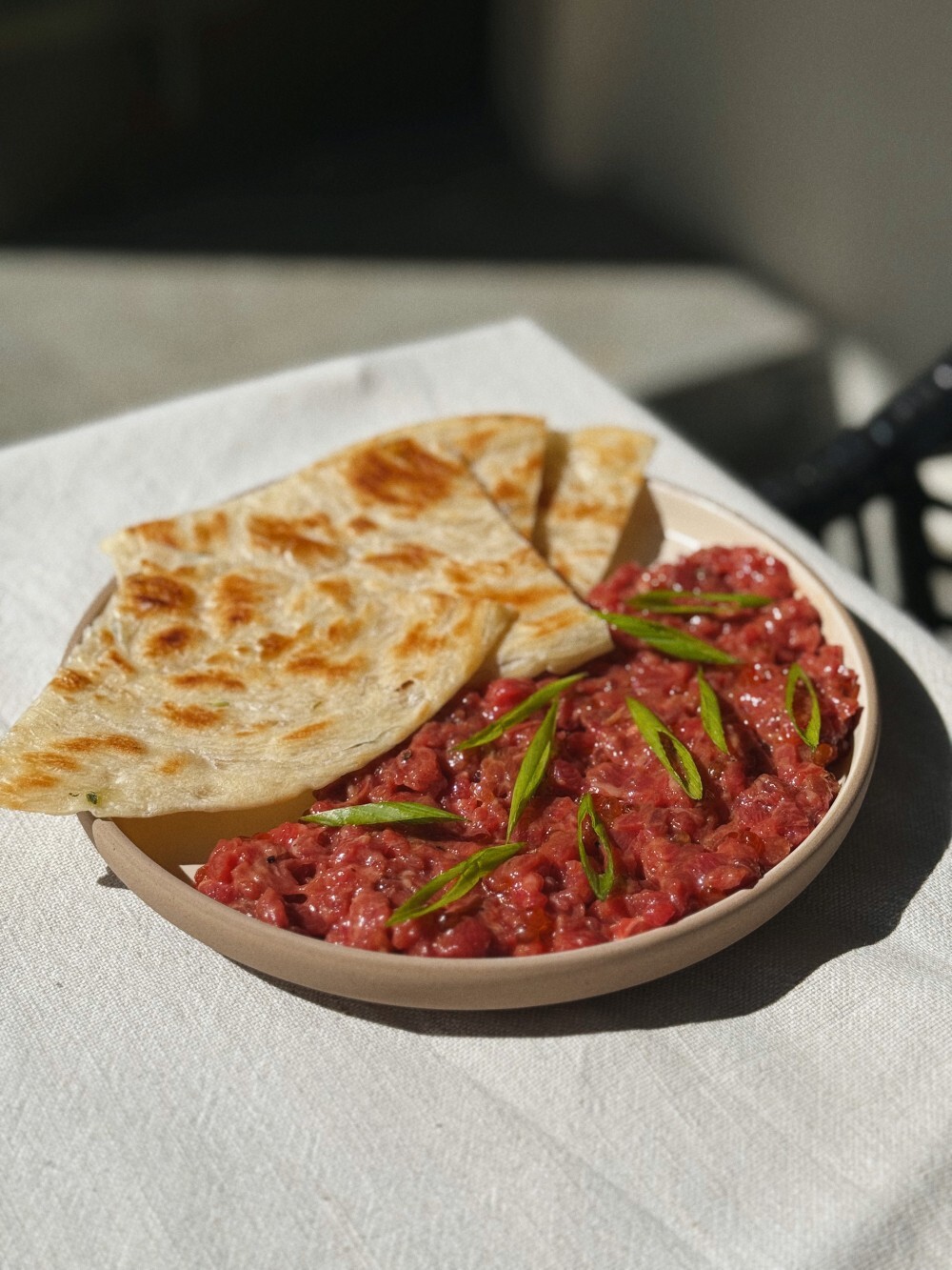 Тартар из говядины с икрой и лепёшкой роти