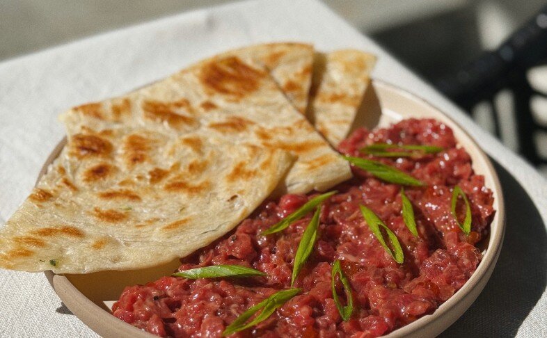 Тартар из говядины с икрой и лепёшкой роти