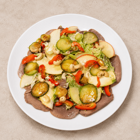 Пряный салат с языком, яблоком, печенным перцем и огурцом кимчи