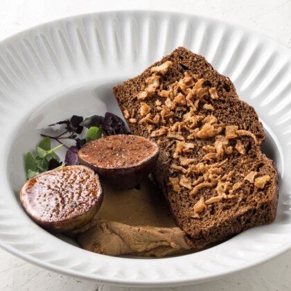 Луста льняного хлеба с паштетом, луком криспи и инжиром