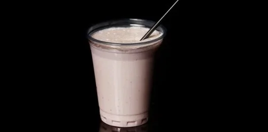 Молочный коктейль малина-гранат