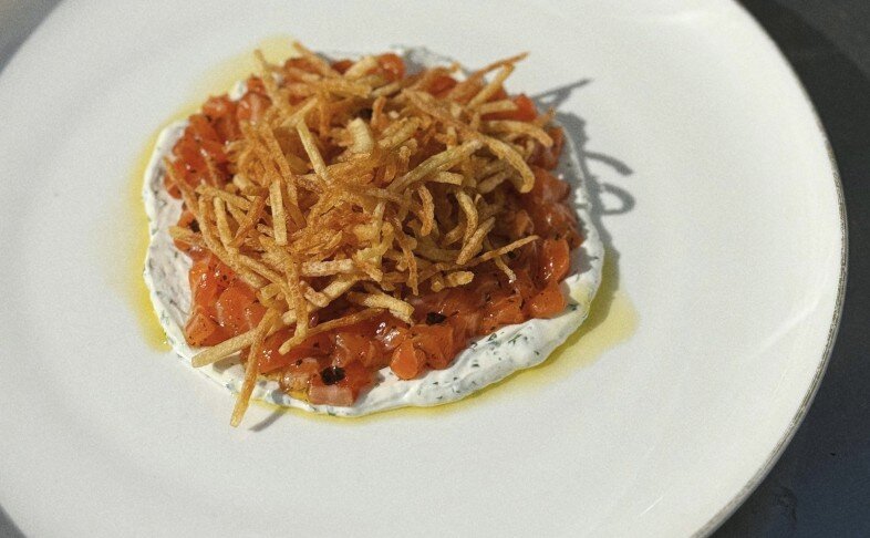 Тартар из форели со взбитым маслом