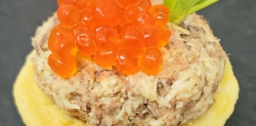 Тарталетка с тунцом и красной икрой