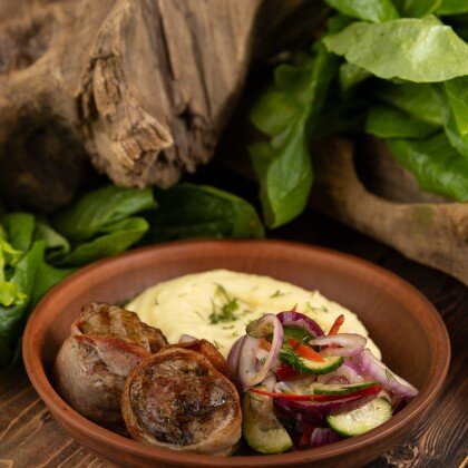 Свиная вырезка в беконе с пюре и маринованным луком