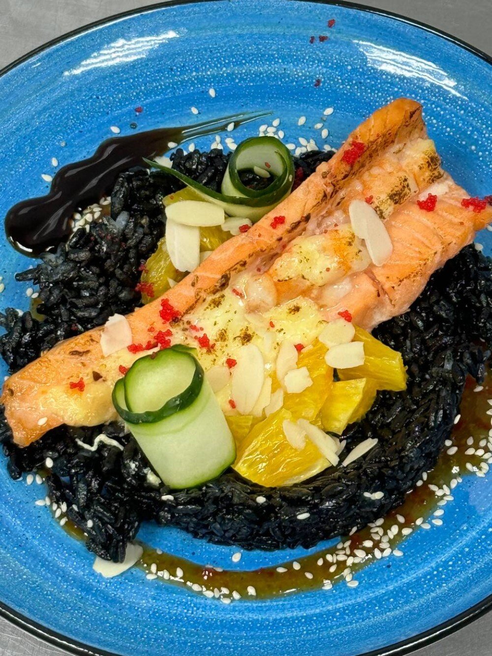 Запечённая форель под сыром с креветкой и апельсином и чёрным рисом