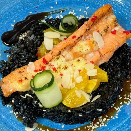 Запечённая форель под сыром с креветкой и апельсином и чёрным рисом