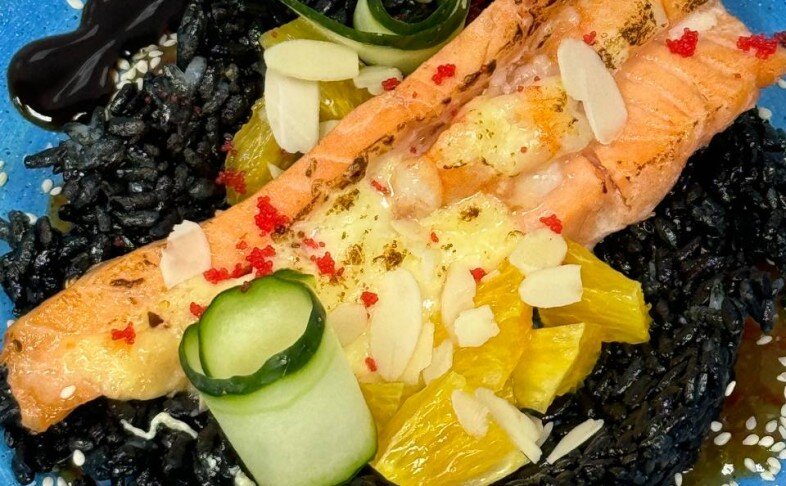 Запечённая форель под сыром с креветкой и апельсином и чёрным рисом