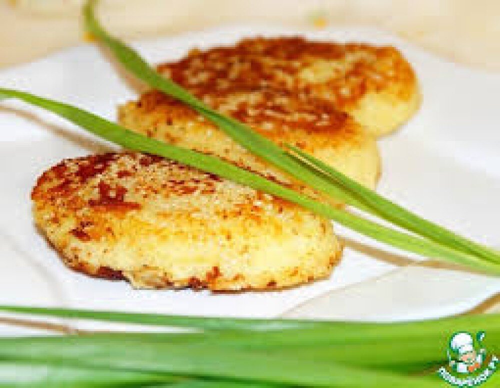 Картофельные зразы с мясом в кунжуте со сметаной