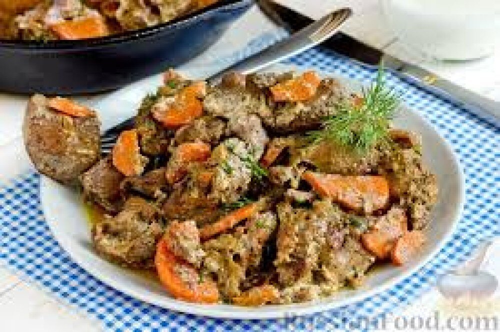 Печень тушеная с овощами и картофелем