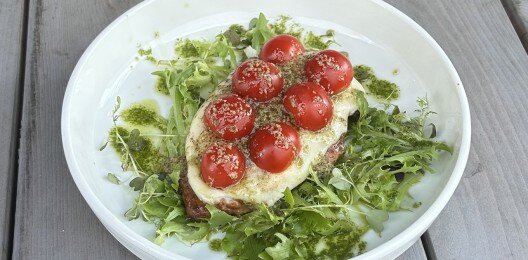 Куриное филе с соусом песто и томатами черри