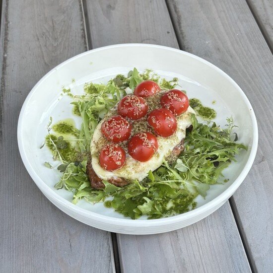 Куриное филе с соусом песто и томатами черри