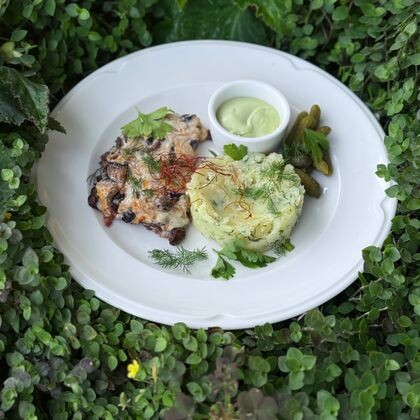 Мясо по-французски с толченым картофелем и соусом васаби-майонез
