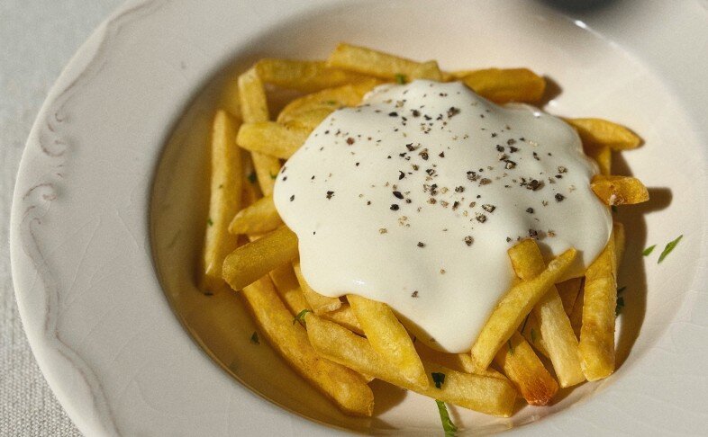 Картофель фри с муссом четыре сыра