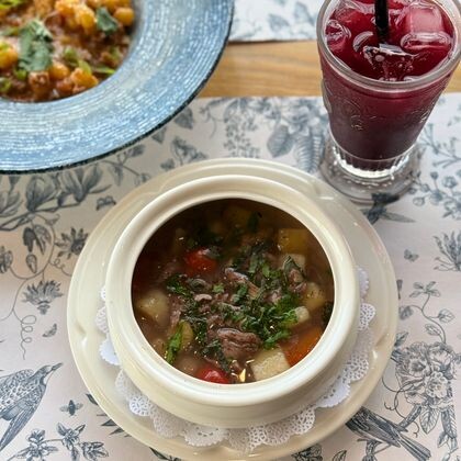 Шулюм с копченой говядиной, овощами, кинзой, мятой
и сумахом