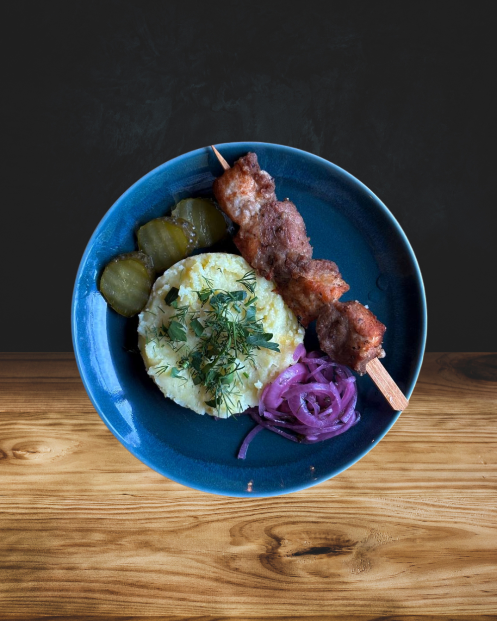 Шашлычок из свинины с картофельным пюре и соленым огурцом