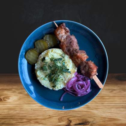 Шашлычок из свинины с картофельным пюре и соленым огурцом