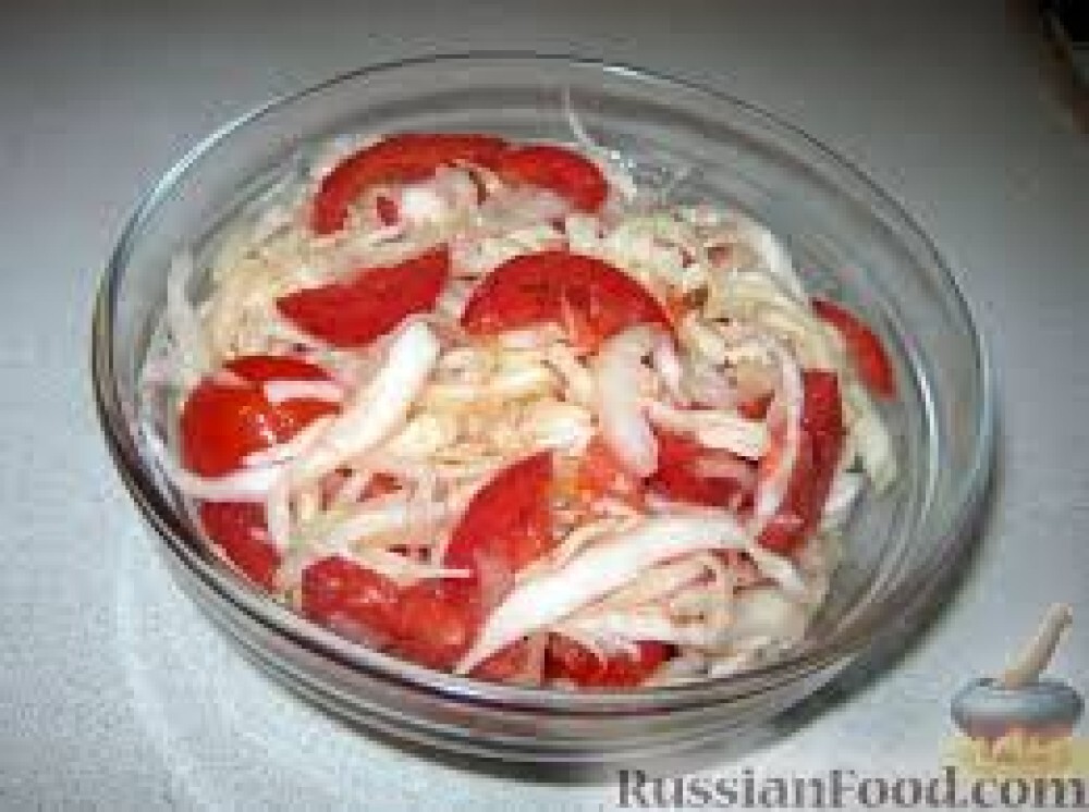 Салат из свежей капусты с помидорами и заправкой