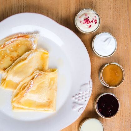 Тонкие блины с топленым маслом