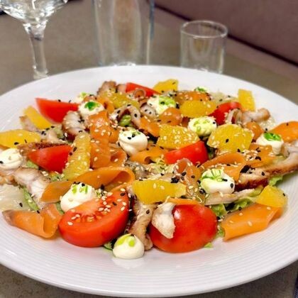 Салат с угрем, форелью, филе апельсина и сыром