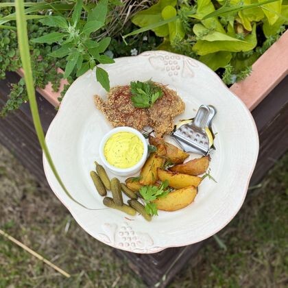 Шницель из говядины с жареным картофелем, соусом айоли и корнишонами