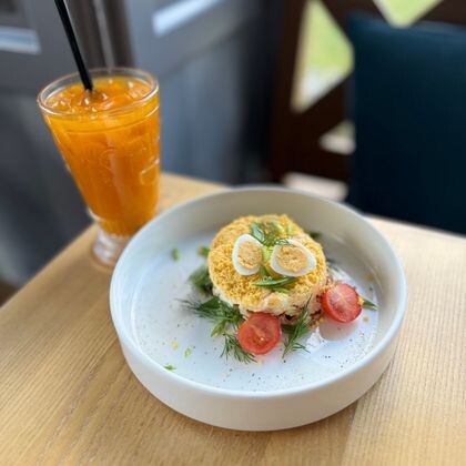 Мимоза с тунцом, сыром чеддер и перепелиным яйцом